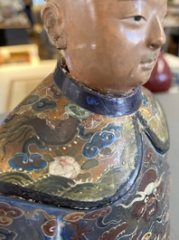 Een Chinese beschilderde terracotta figuur van een mandarijn, Canton, 19e eeuw