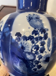 Een Chinese poederblauwe vaas met decor van antiquiteiten, Kangxi