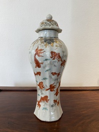Een Chinese ijzerrode en grisaille dekselvaas met goudvissen, Yongzheng