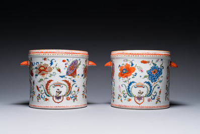 Een paar Chinese famille rose 'Pompadour' wijnkoelers, Qianlong