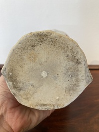 Een Chinese ijzerrode en grisaille dekselvaas met goudvissen, Yongzheng