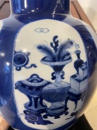 Een Chinese poederblauwe vaas met decor van antiquiteiten, Kangxi
