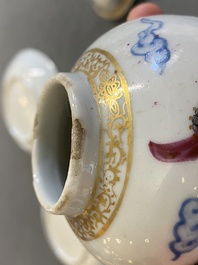 Trois tasses et soucoupes et une bo&icirc;te &agrave; th&eacute; couverte en porcelaine de Chine famille rose, Yongzheng/Qianlong