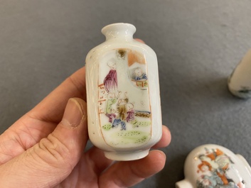 Vijf Chinese famille rose snuifflessen, 19/20e eeuw