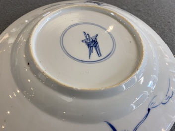 Een Chinees blauw-wit 'Acht paarden van Mu Wang' bord, Kangxi