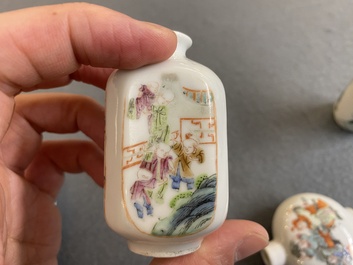 Vijf Chinese famille rose snuifflessen, 19/20e eeuw