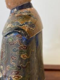 Een Chinese beschilderde terracotta figuur van een mandarijn, Canton, 19e eeuw