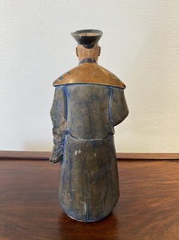 Een Chinese beschilderde terracotta figuur van een mandarijn, Canton, 19e eeuw