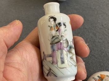 Vijf Chinese famille rose snuifflessen, 19/20e eeuw