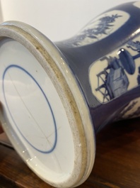 Een Chinese poederblauwe vaas met decor van antiquiteiten, Kangxi
