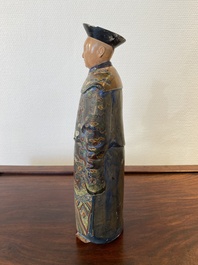 Een Chinese beschilderde terracotta figuur van een mandarijn, Canton, 19e eeuw