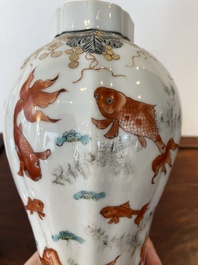 Een Chinese ijzerrode en grisaille dekselvaas met goudvissen, Yongzheng