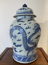 A large Chinese blue and white 'dragons' vase and cover, 19th C.