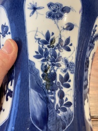 Een Chinese poederblauwe vaas met decor van antiquiteiten, Kangxi