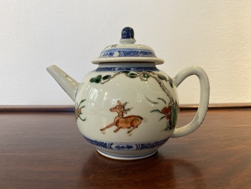 Th&eacute;i&egrave;re couverte en porcelaine de Chine famille verte &agrave; d&eacute;cor d'une grue et d'un cerf, Kangxi