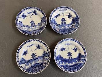 Vier Chinese blauw-witte schotels met vogels bij een pagode, ex-coll. Augustus de Sterke, Kangxi
