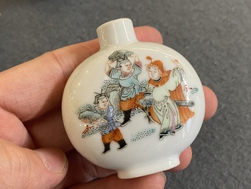 Vijf Chinese famille rose snuifflessen, 19/20e eeuw