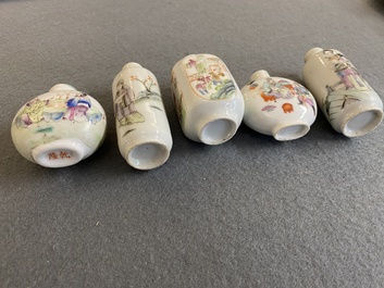 Vijf Chinese famille rose snuifflessen, 19/20e eeuw