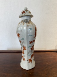 Een Chinese ijzerrode en grisaille dekselvaas met goudvissen, Yongzheng