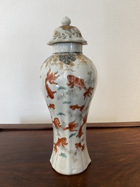 Een Chinese ijzerrode en grisaille dekselvaas met goudvissen, Yongzheng
