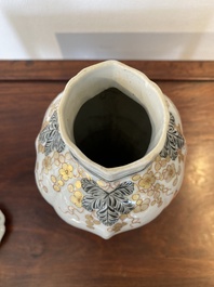 Een Chinese ijzerrode en grisaille dekselvaas met goudvissen, Yongzheng