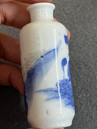 Vijf Chinese blauw-witte snuifflessen, 19e eeuw
