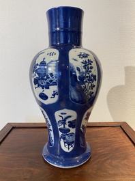 Een Chinese poederblauwe vaas met decor van antiquiteiten, Kangxi