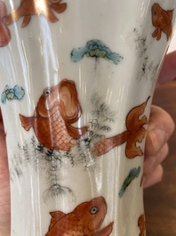 Een Chinese ijzerrode en grisaille dekselvaas met goudvissen, Yongzheng