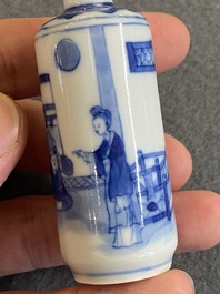 Vijf Chinese blauw-witte snuifflessen, 19e eeuw