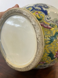 Een Chinese flesvormige famille rose 'negen perziken' vaas met gele fondkleur, Jiaqing