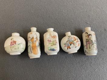 Vijf Chinese famille rose snuifflessen, 19/20e eeuw