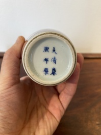 Een Chinese koperrode 'draken' vaas op houten sokkel, Kangxi merk, 19/20e eeuw