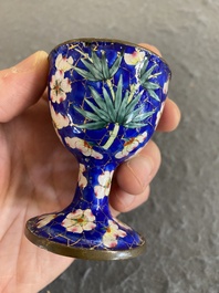 A Chinese Canton enamel egg cup, Qianlong/Jiaqing