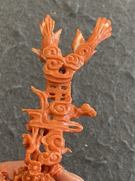 Een Chinese bloedkoralen figuur van een staande dame met een vaas, 19/20e eeuw