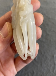 Een Chinese witte jade sculptuur van een 'Boeddha hand' met aapjes, Qing