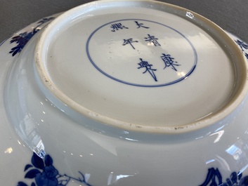 Een Chinese blauw-witte schotel met floraal decor, Kangxi merk en periode