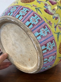 Een Chinese famille rose vissenkom met perziken en vleermuizen op gele fondkleur, 19e eeuw