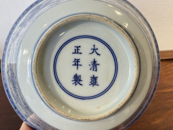 Een Chinese blauw-witte 'draken' kom, Yongzheng merk, 19/20e eeuw