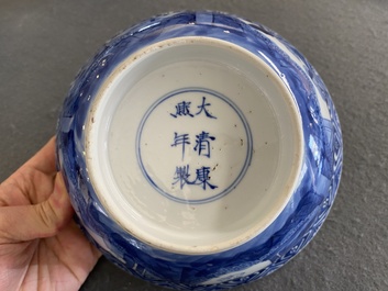 Een Chinese blauw-witte kom met verhalend decor, Kangxi merk en periode