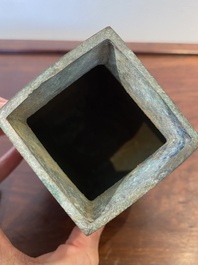 Een kleine Chinese bronzen rituele 'fang hu' dekselvaas, Periode der Strijdende Staten