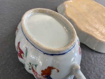 Sauci&egrave;re sur son support en porcelaine de Chine famille rose &agrave; d&eacute;cor dit 'pseudo-feuilles de tabac', Qianlong