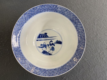 Een Chinese blauw-witte kom met verhalend decor, Kangxi merk en periode