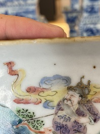 Een vierkante Chinese famille rose 'onsterfelijken' vaas, 19e eeuw
