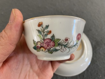 Tasse et soucoupe en porcelaine de Chine famille rose aux armes de Henri van Isselmuden et Anne van Haersolte pour le march&eacute; hollandais, Qianlong
