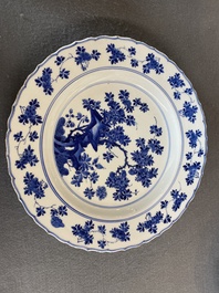 Een Chinese blauw-witte schotel met floraal decor, Kangxi merk en periode
