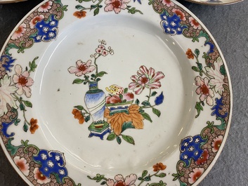 Un plat en porcelaine de Chine famille rose et une paire d'assiettes en famille verte, Kangxi/Qianlong