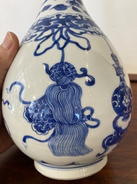 Een Chinese blauw-witte flesvormige vaas, Kangxi