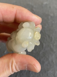 Sculpture en jade c&eacute;ladon d'un gar&ccedil;on avec un chat, Chine, Qing