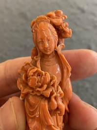 Een Chinese bloedkoralen sculptuur van Guanyin, 19/20e eeuw