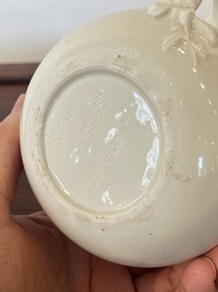 Een Chinese Dehua blanc de Chine theepot, gesigneerd Yi Gong, 18/19e eeuw